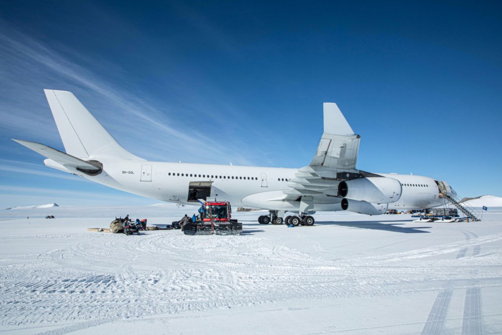 Hi Fly A340 antarctica