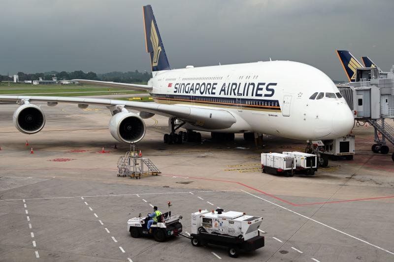Singapore Airlines seeks liquidity after record loss