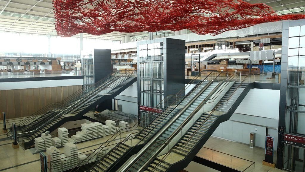 Berlin Brandenburg: The airport with half a million faults - BBC News