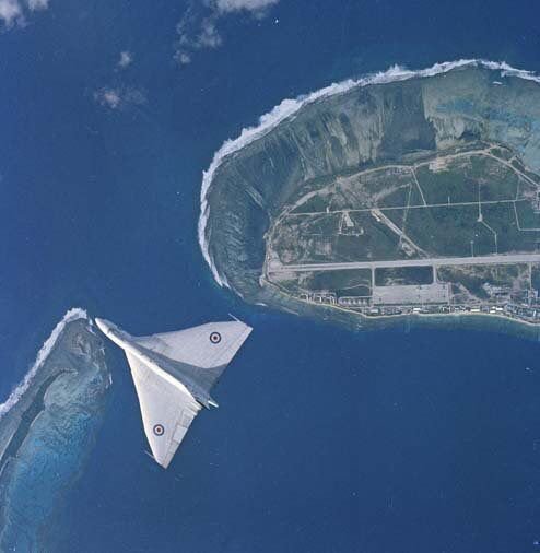 A Vulcan over RAF Gan, Maldives in 1960 | Vulcan, Avro vulcan, Military aircraft