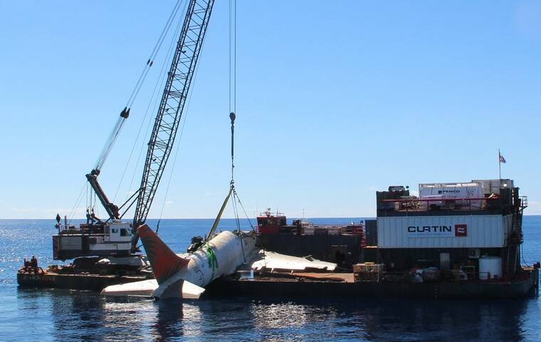 Flight recorders, wreckage of TransAir flight 810 recovered from waters off  Oahu | Honolulu Star-Advertiser