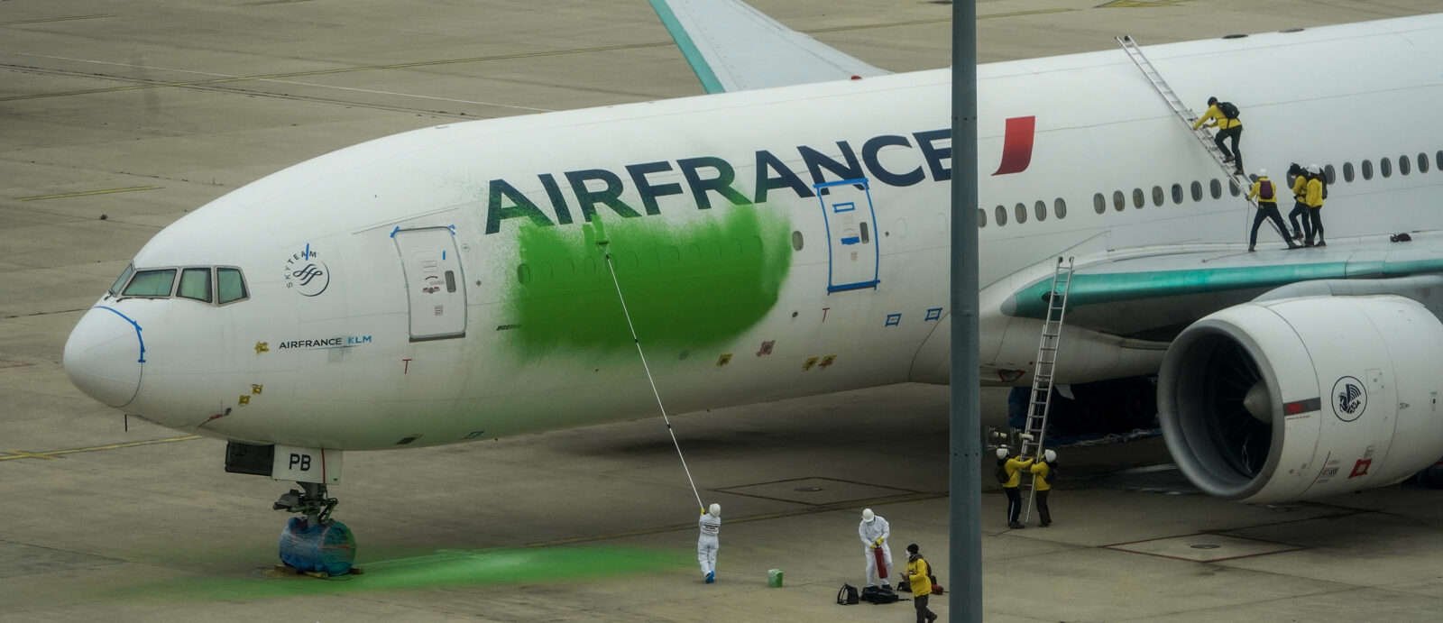 Greenpeace Vandalize Air France 777 Parked For A Year - Mentour Pilot