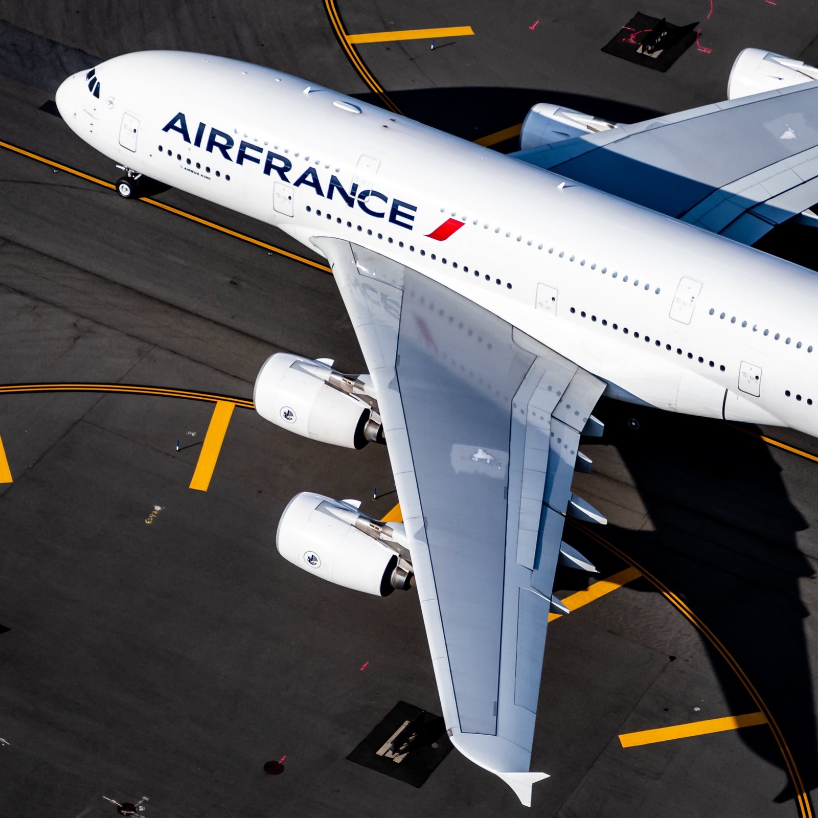 Air France and Hop! Airlines willing to reduce their workforce due to medical crisis