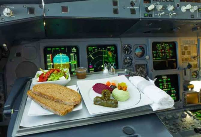 Why do pilot eats different food than the passengers?