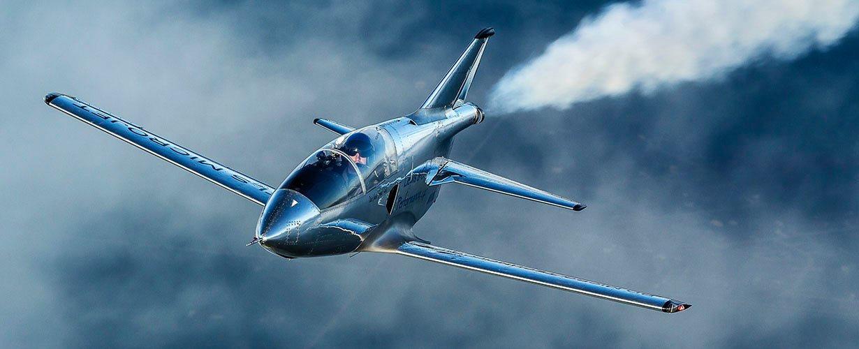 The smallest acrobatic microjet