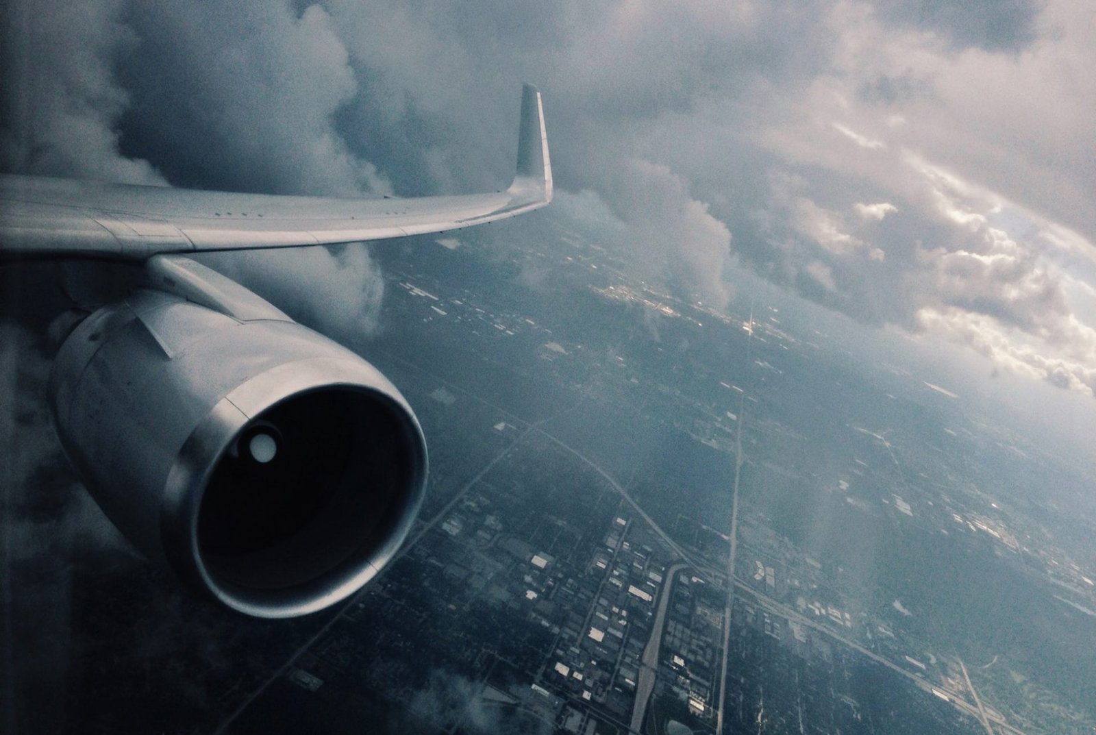 How do vibrations in the aircraft occur?