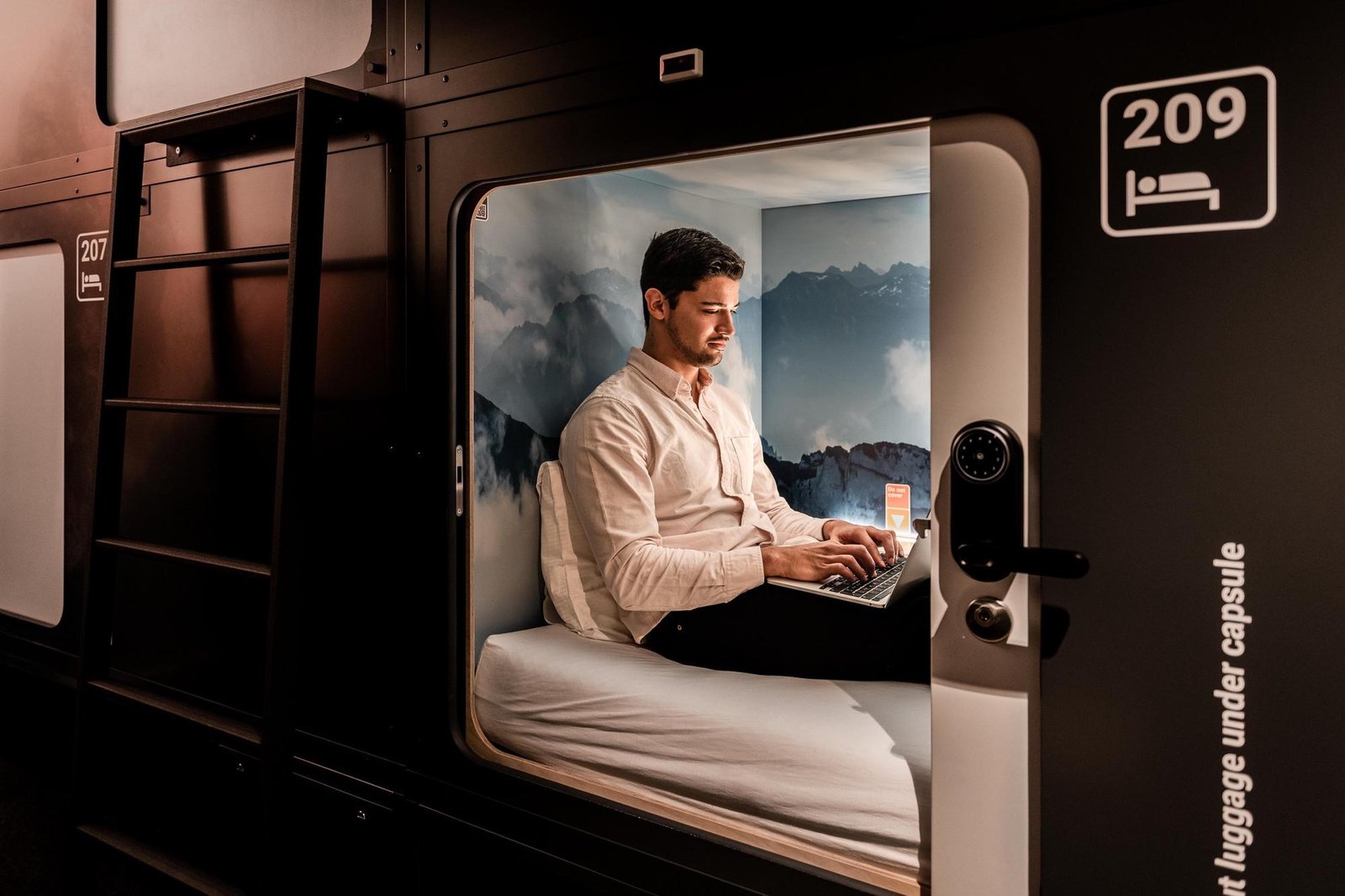 Sleeping in a capsule – the new way of airport hotel?