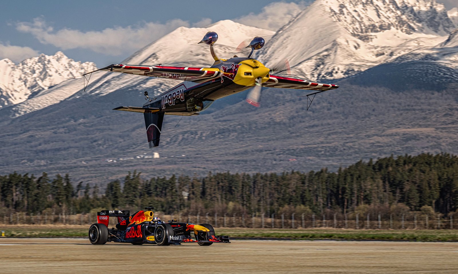 How are F1 cars transported by plane?