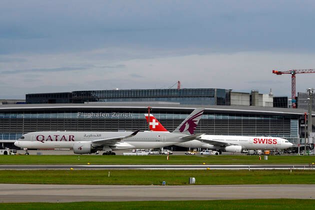 Airbus Planes Have Side Sticks While Boeing's Have Yokes - Flugzeug Qatar Airways, Airbus A350-900, A7-ALI, re. Swiss Airbus A330-300, HB-JHE, Zürich Kloten, Schweiz, 24.09.2020 *** Aircraft Qatar Airways, Airbus A350 900, A7 ALI, re Swiss Airbus A330 300, HB JHE, Zurich Kloten, Switzerland, 24 09 2020 PUBLICATIONxNOTxINxSUI