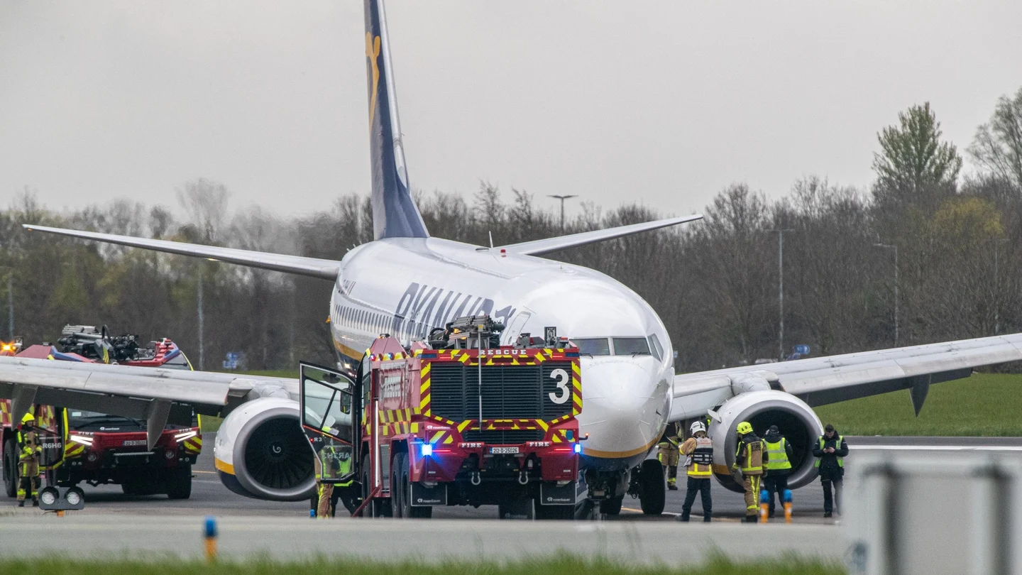 Ryanair Boeing 737 Faces Nose Wheel Malfunction During Landing in Dublin