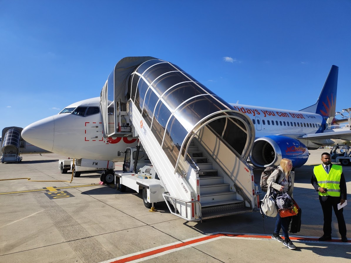 Flight Review: Jet2 737-300 Leeds Bradford Airport to Paris CDG