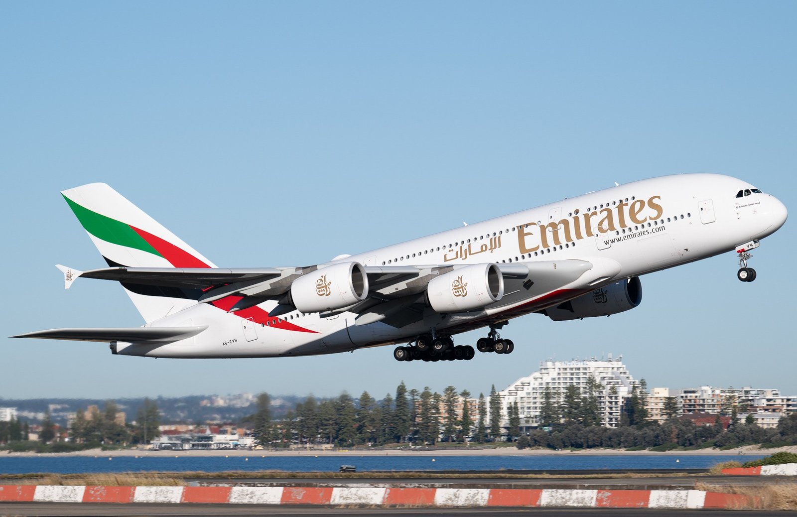 Emirates A380 Causes Flight Delays at London Gatwick Airport Due to Technical Fault