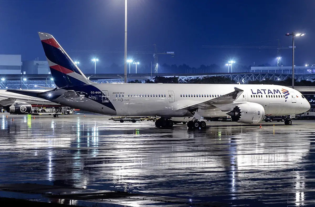 LATAM Airlines Pilot Dies En Route from Miami to Santiago