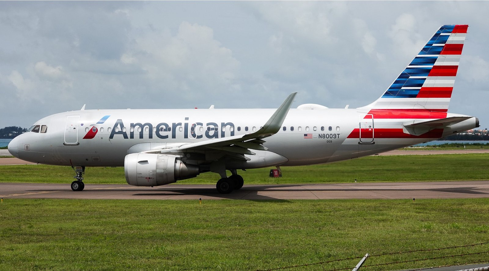 American Airlines Airbus A319 Diverts to Memphis After Engine Shutdown: An In-Depth Look