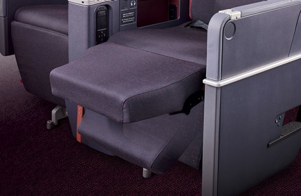 Motorized leg rests that rise up to 90 degrees allow you to position yourself as you wish.