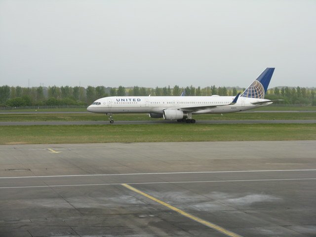 United Airlines Boeing 757 arriving from Newark NJ
