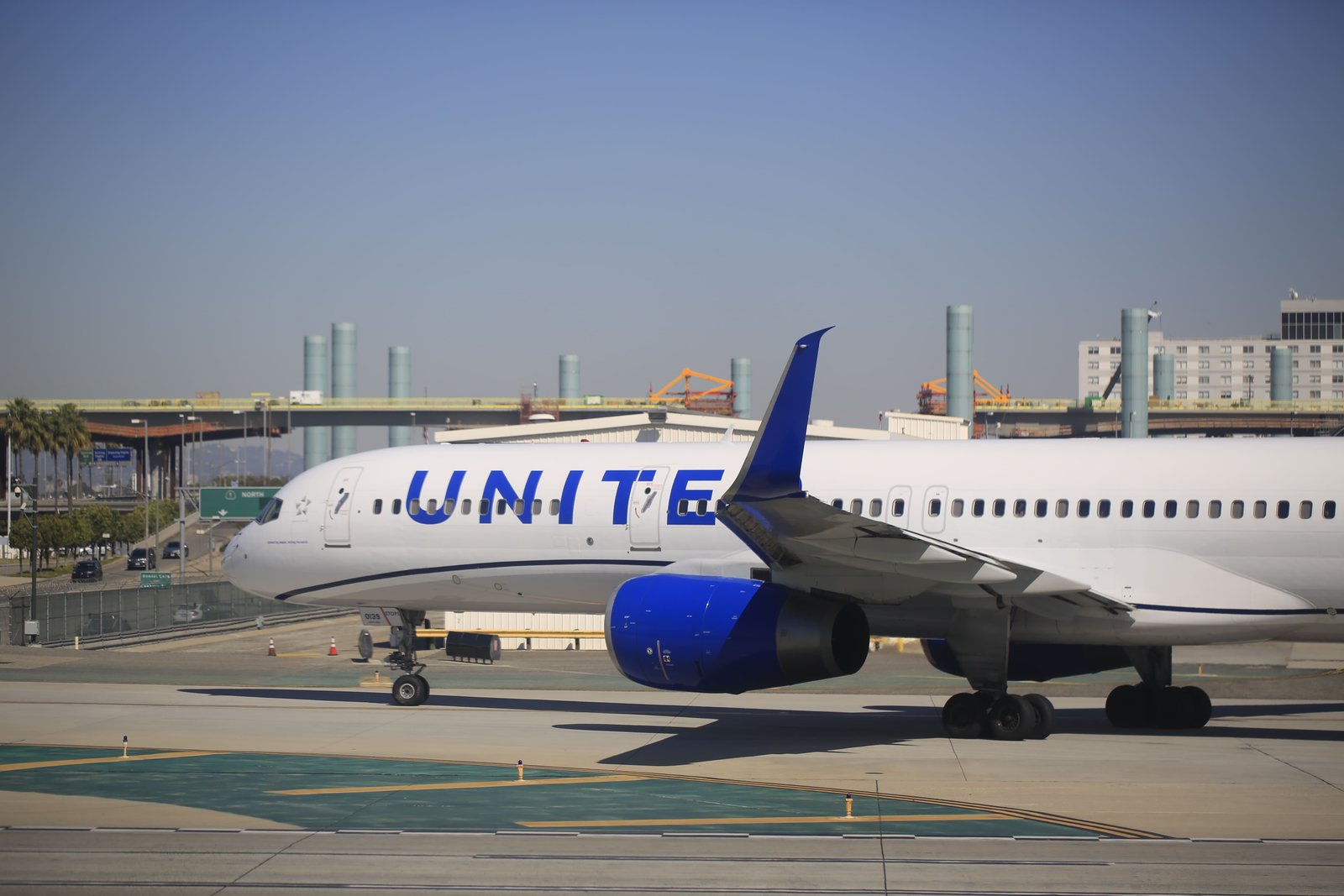 Scotland Authorities Arrest United Airlines Pilot for Carrying a Taser in Luggage
