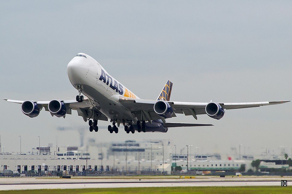 Atlas Air Boeing 747 Makes an Emergency Landing Due to Engine Fire