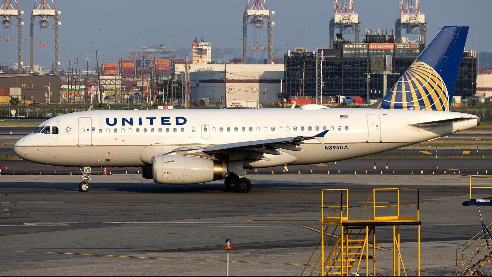 United Airlines Airbus A319 Makes an Emergency Landing Due to a Door Warning Alert