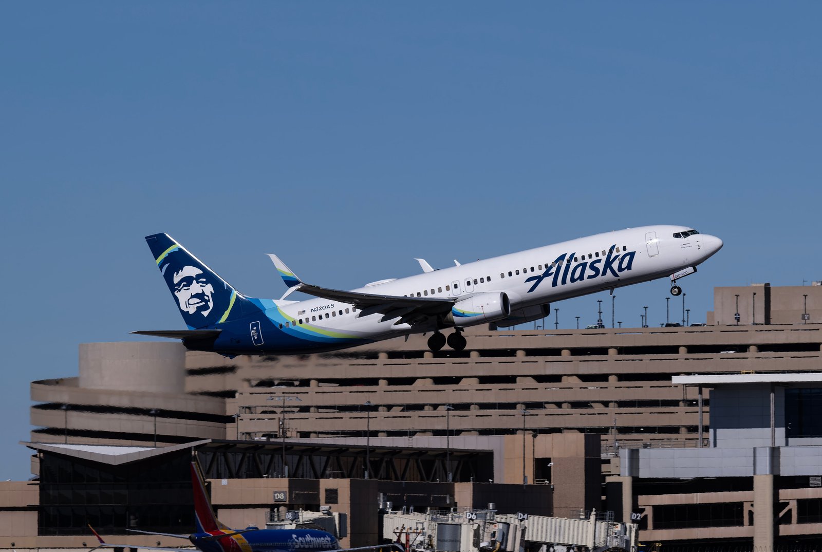 Alaska Airlines Offers $1500 as Compensation to Passengers of Flight 1282