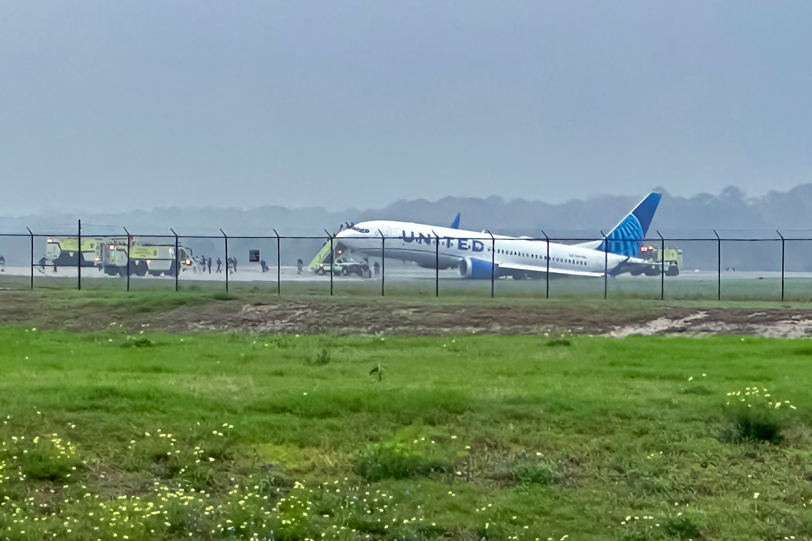 United Boeing 737-8 MAX Suffered a Main Gear Collapse During Landing at Houston
