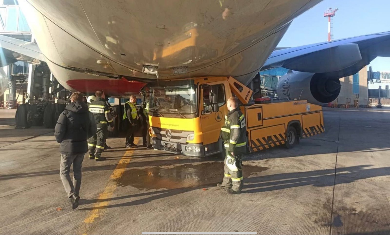 Breaking: A Ground Collision Causes Serious Damage to an Emirates A380