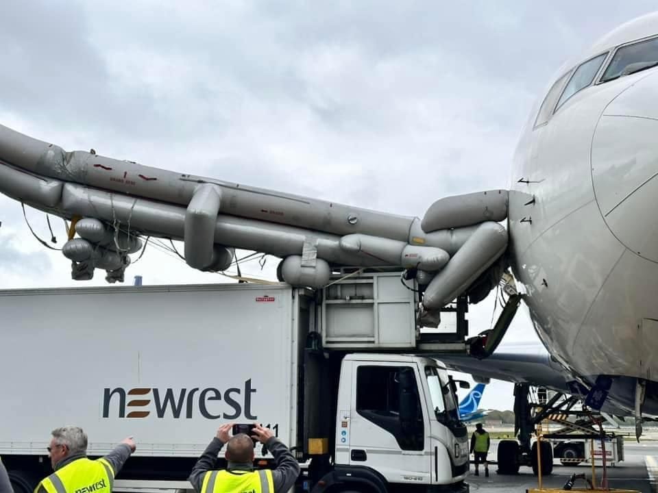 Delta Air Lines Boeing 767 Evacuation Slide Deployed Accidentally at London Gatwick