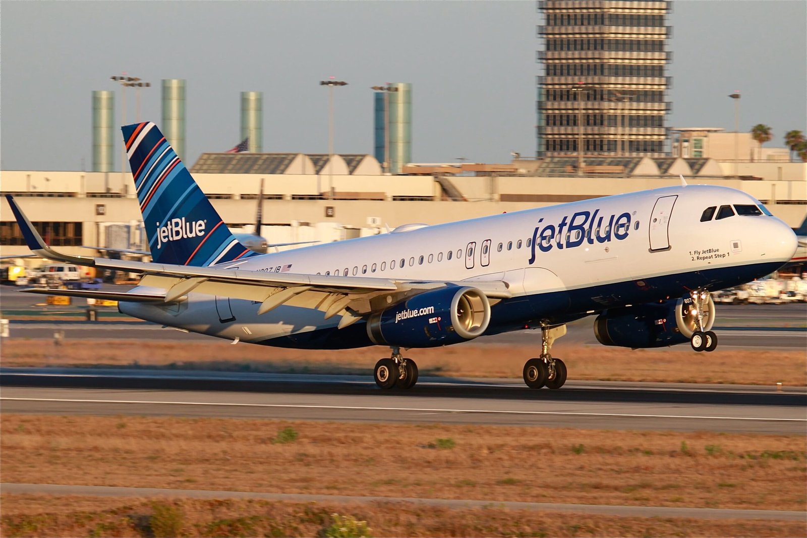 JetBlue A320 Makes Emergency Landing After Losing Debris on Takeoff