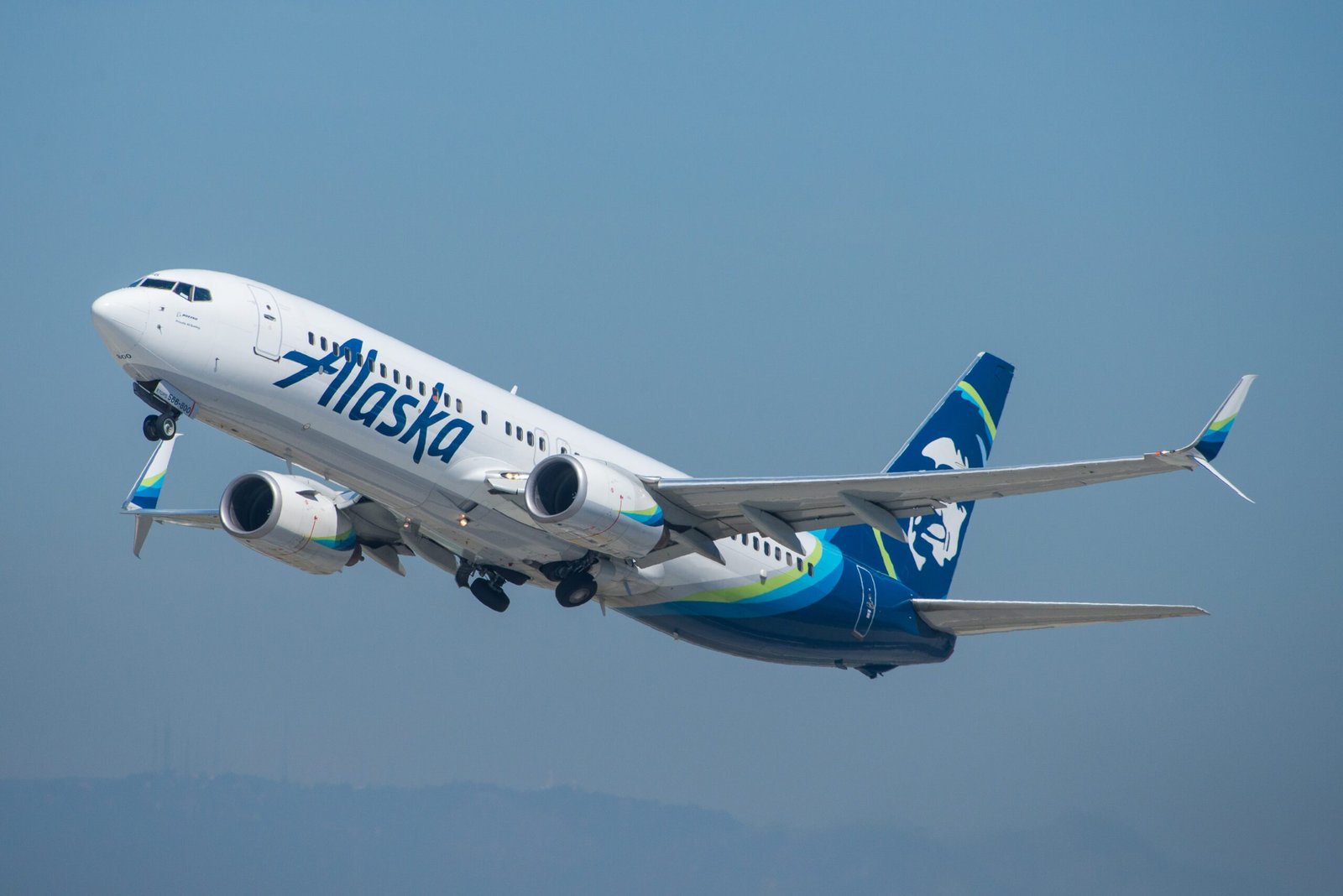 Video: A Catering Truck Collides with Alaska Airlines 737 at Seattle Airport
