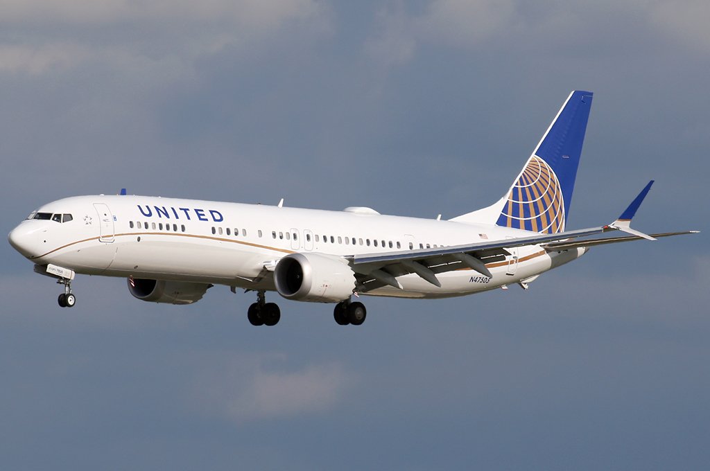 United Airlines Pilot Buys Passengers Pizza After Flight Diversion