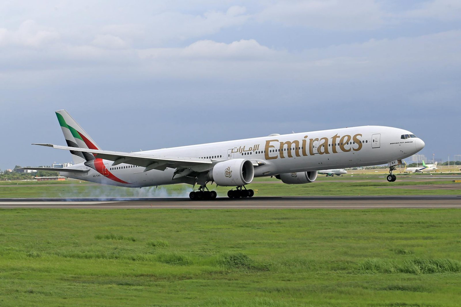 Smoke Incident Delays Emirates Flight EK547