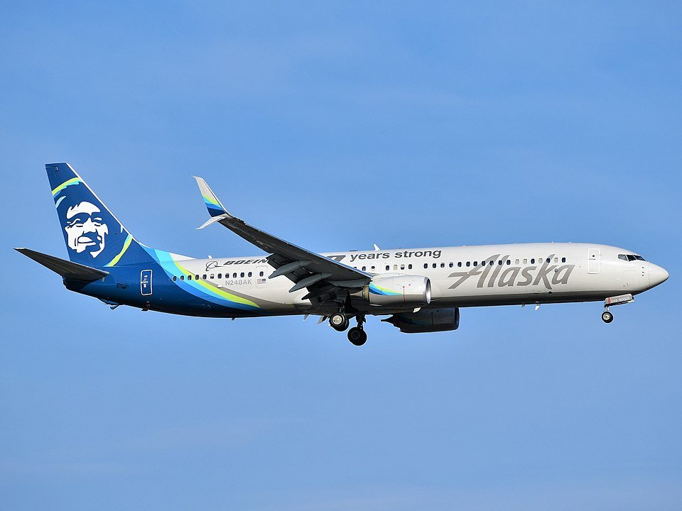 Alaska Airlines Flight AS345 Forced to Divert After Cracked Windshield