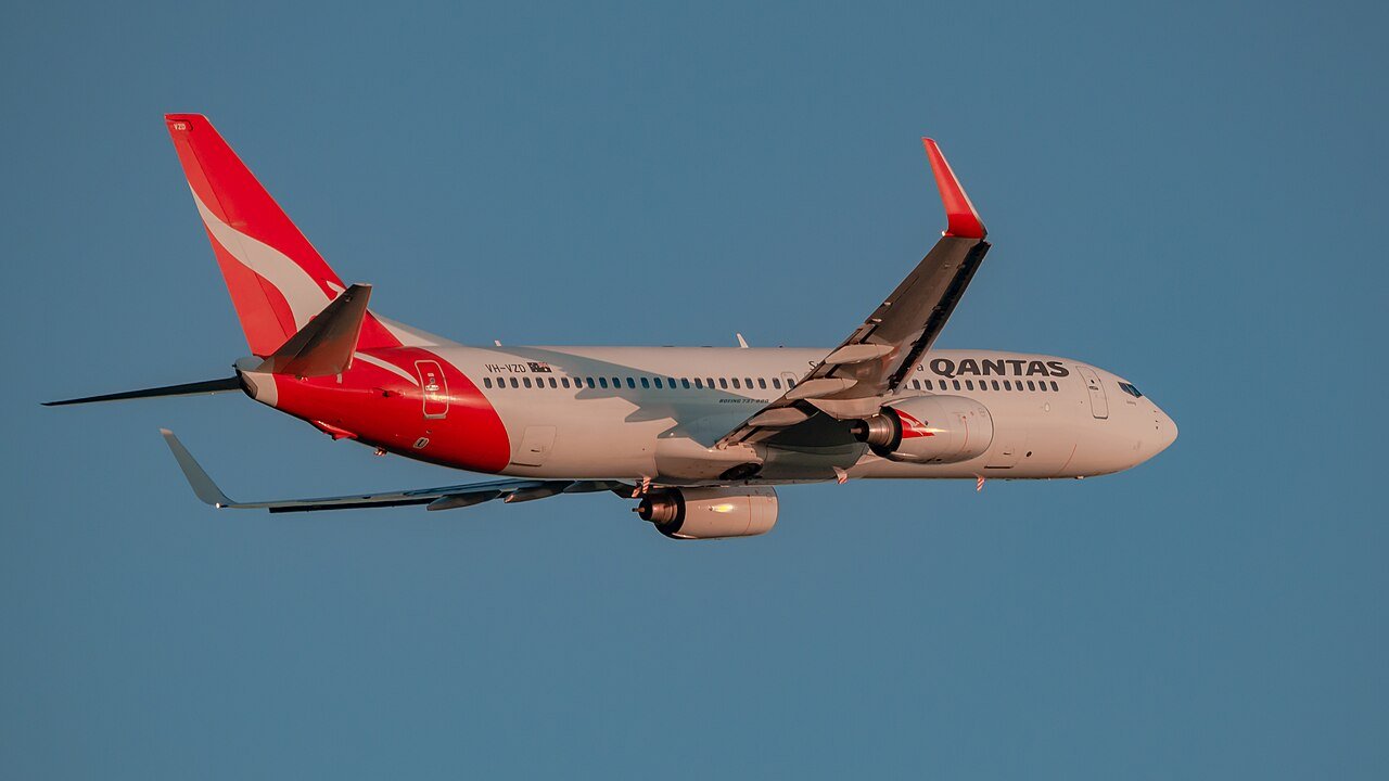 Qantas Boeing 737 Engine Failure Leads to Emergency Landing and Airport Grass Fire