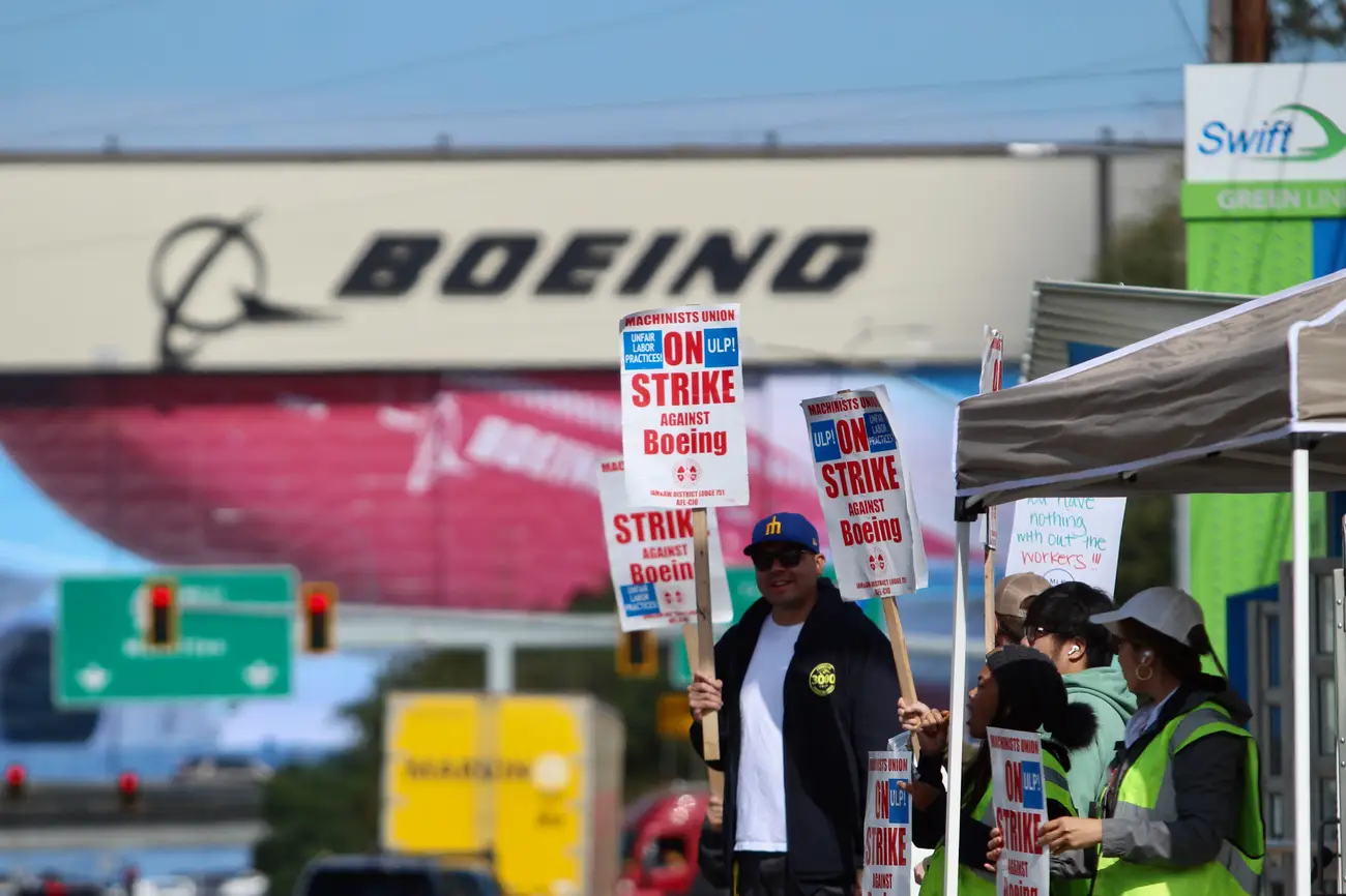 Union Encourages Boeing Strikers to Vote in Favor of New Offer with a 38% Pay Increase