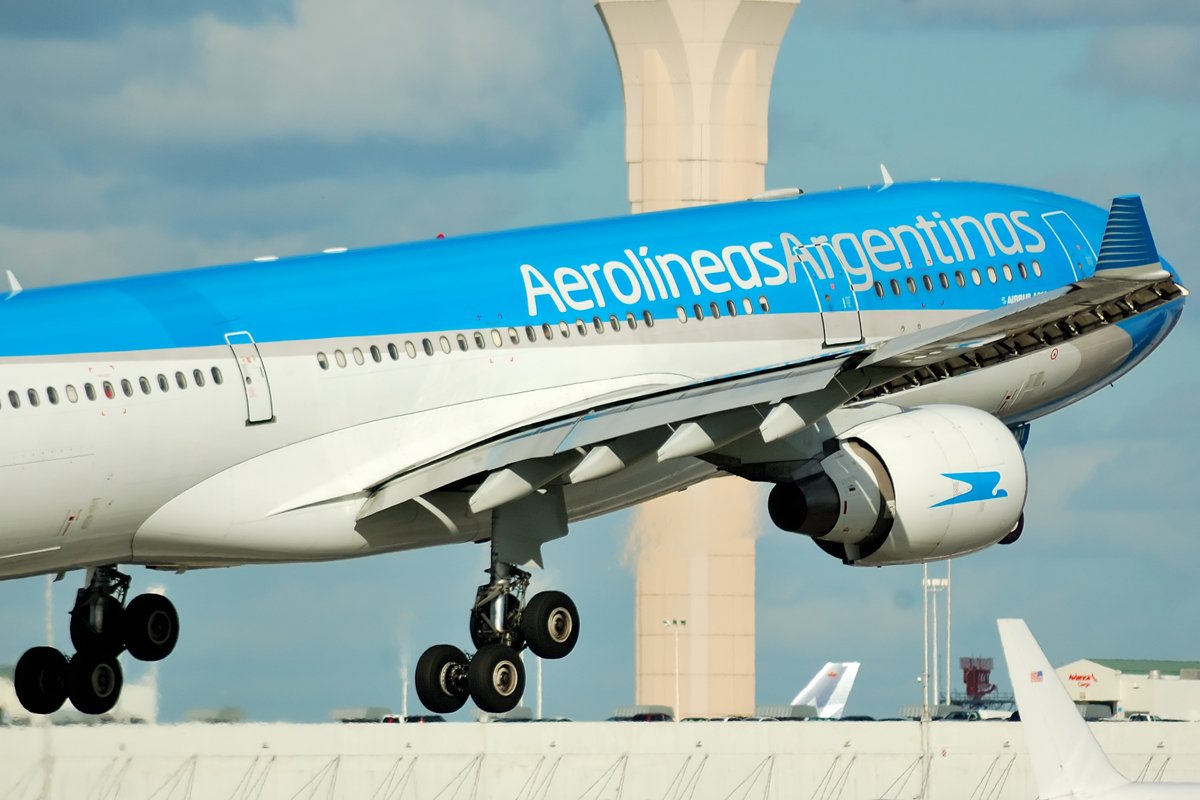 Argentina Eliminates Age Restrictions for Commercial Pilots