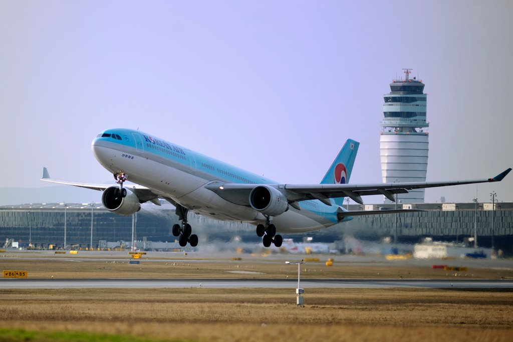 A Passenger Tries to Open Korean Air Emergency Exit Door Mid-Flight