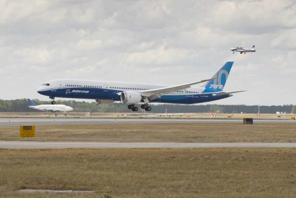 Boeing 787-10 Dreamliner: first flight
