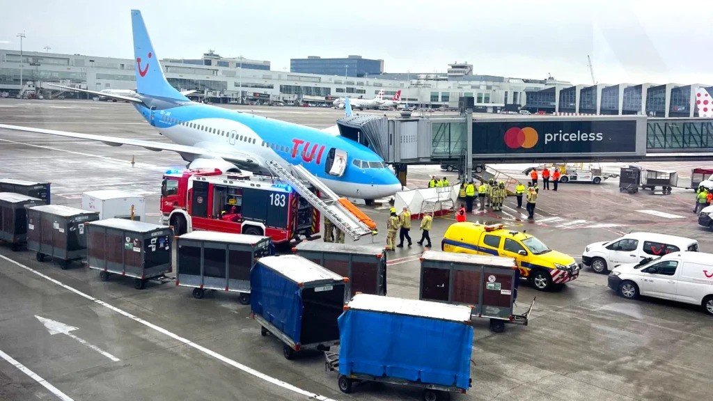 TUI Boeing 737-700 Nose Landing Gear Collapse at Brussels Airport