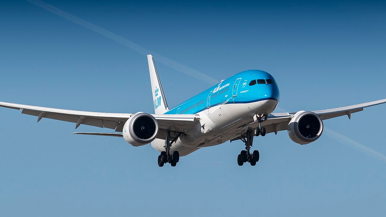 KLM Boeing 787 Carrying Belgian Queen Makes an Emergency Landing in San José Due to Cracked Windshield