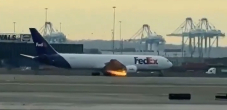 Video: FedEx Boeing 767 Returns to Newark After Engine Fire