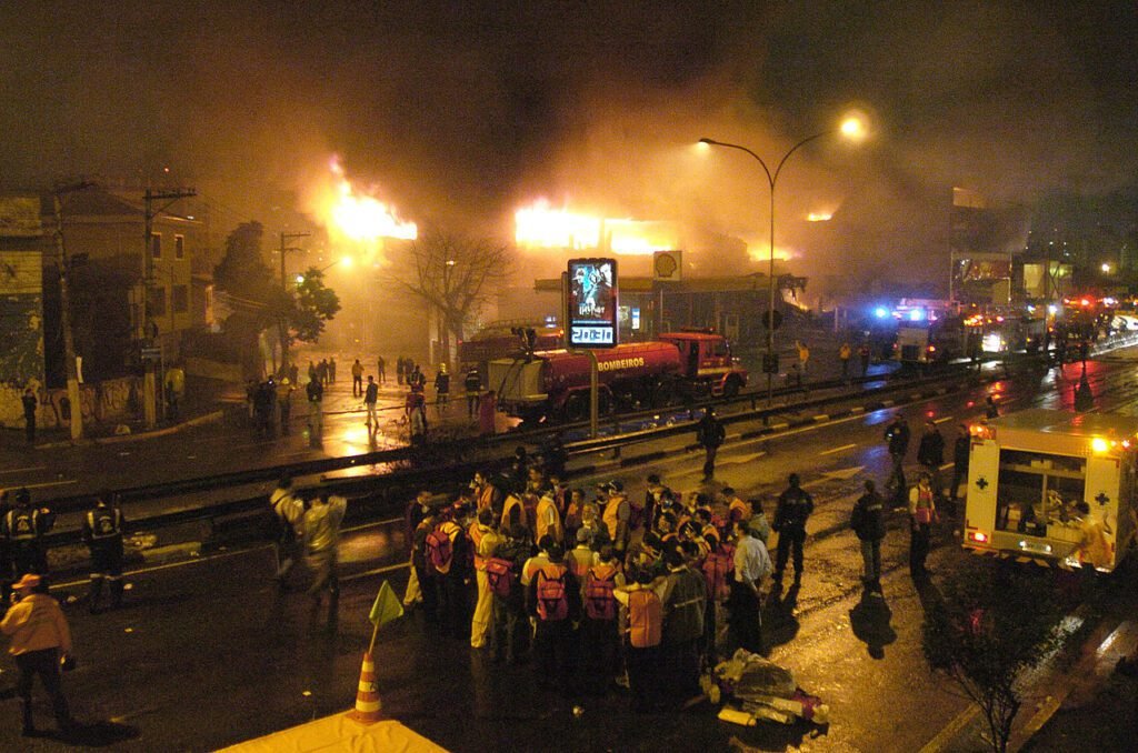 Angle of the TAM Express warehouse on fire shortly after the crash