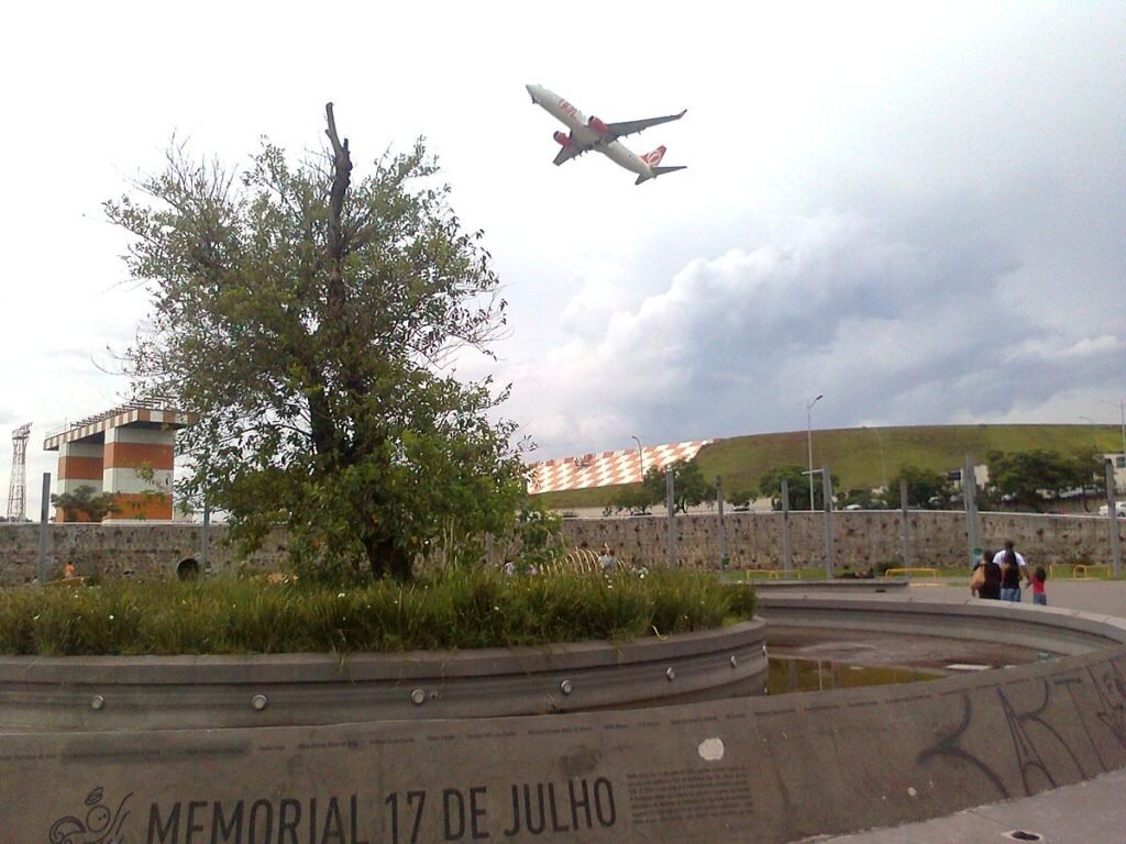 Memorial "17 de Julho", in tribute to victims of TAM Flight 3054. In the foreground, the mulberry tree that resisted the accident.